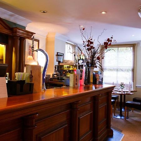 Kingston Lodge Hotel Кингстън на Темза Екстериор снимка