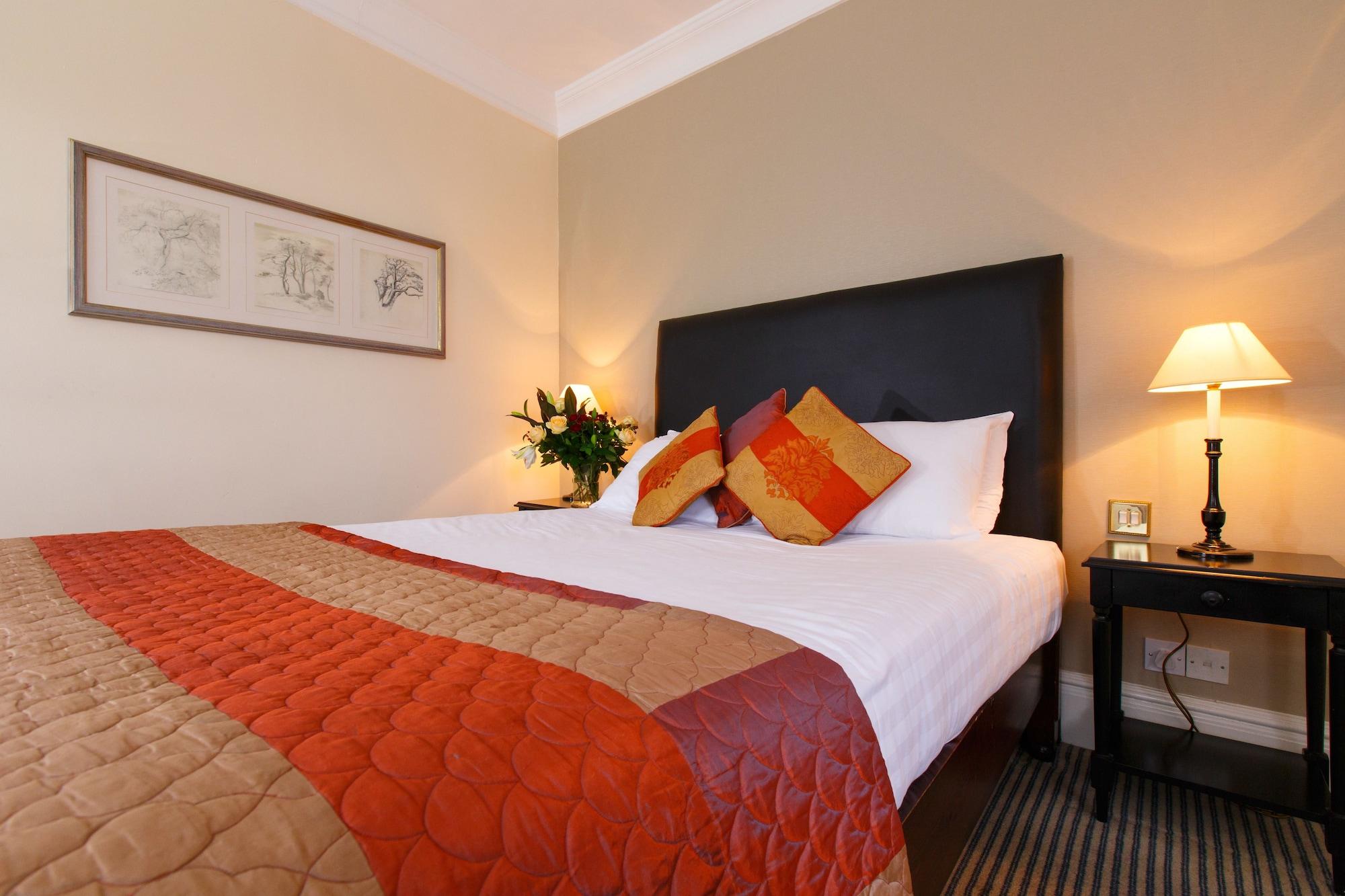 Kingston Lodge Hotel Кингстън на Темза Екстериор снимка