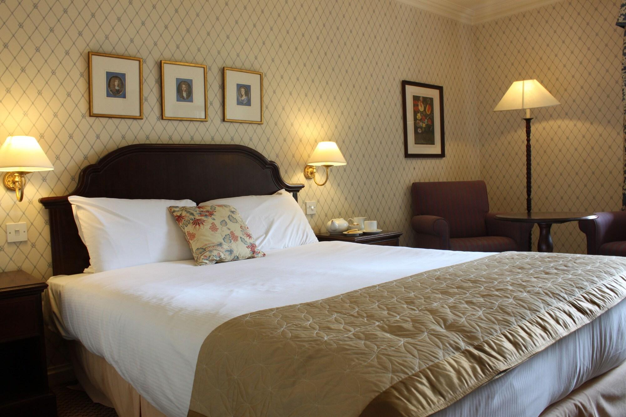 Kingston Lodge Hotel Кингстън на Темза Екстериор снимка