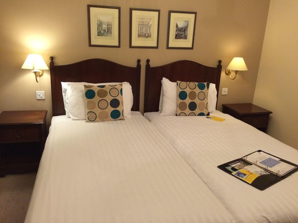 Kingston Lodge Hotel Кингстън на Темза Екстериор снимка