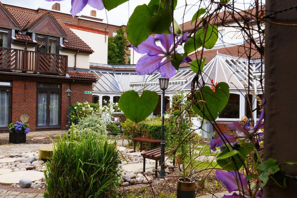 Kingston Lodge Hotel Кингстън на Темза Екстериор снимка