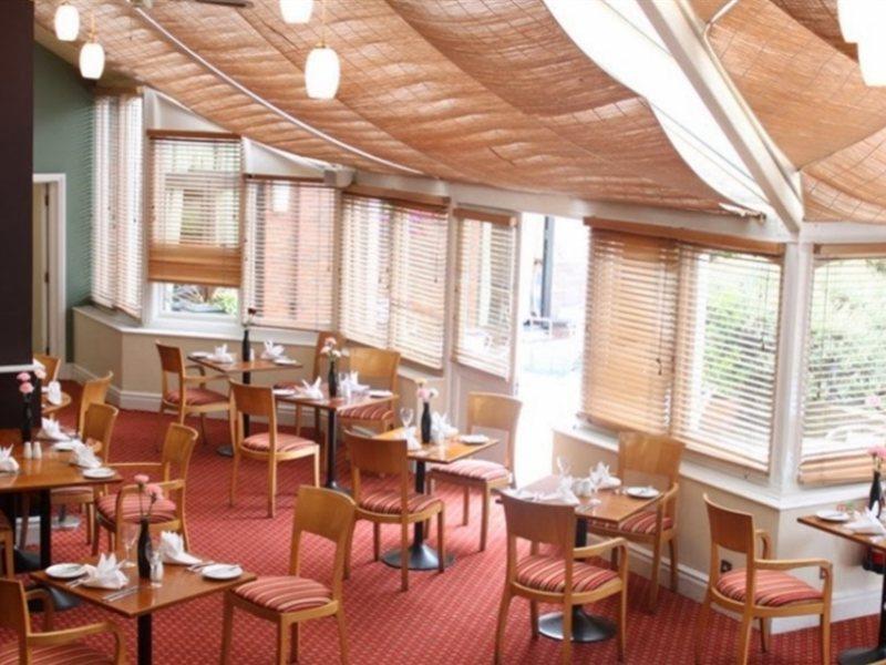 Kingston Lodge Hotel Кингстън на Темза Екстериор снимка
