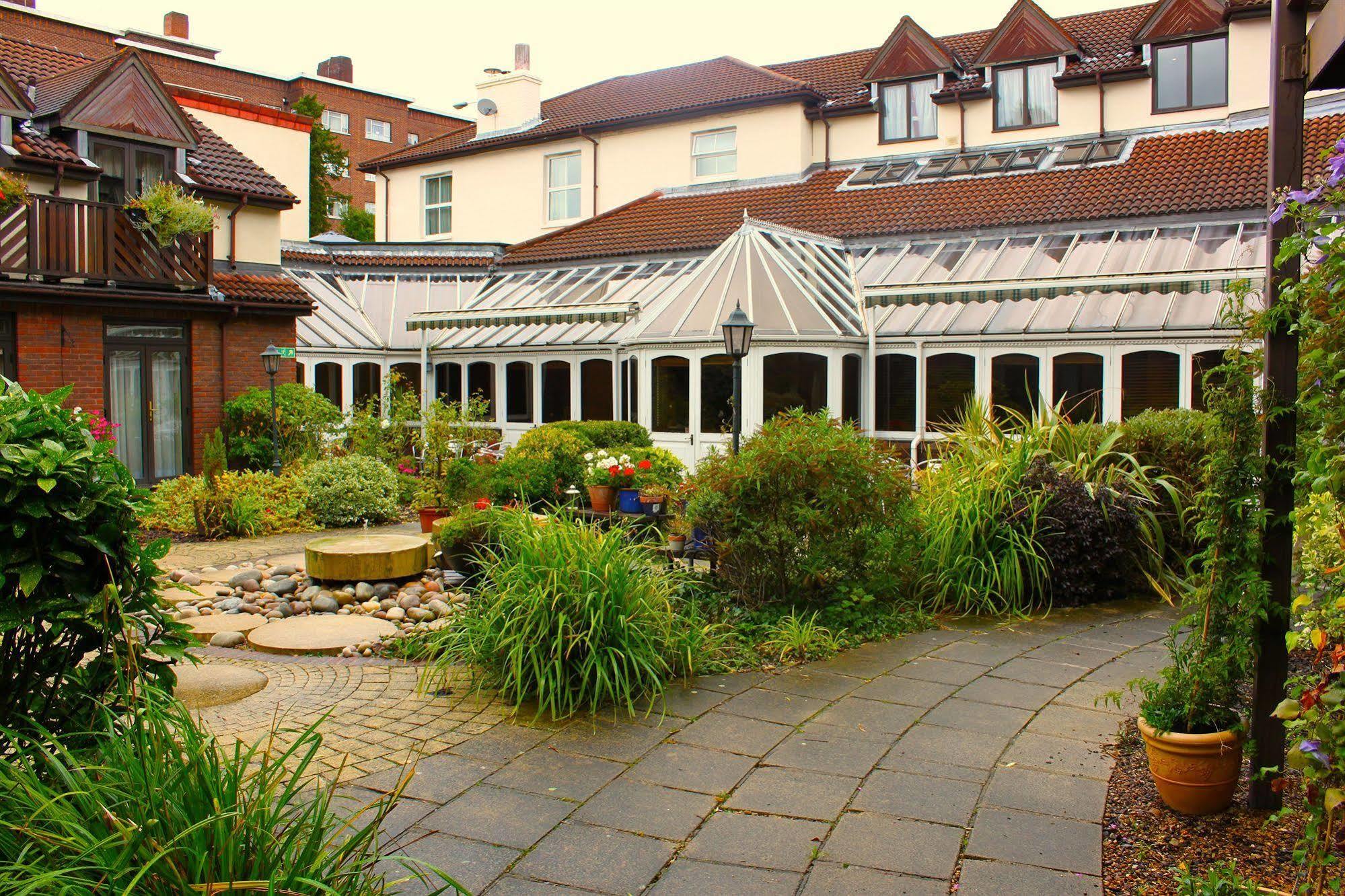 Kingston Lodge Hotel Кингстън на Темза Екстериор снимка