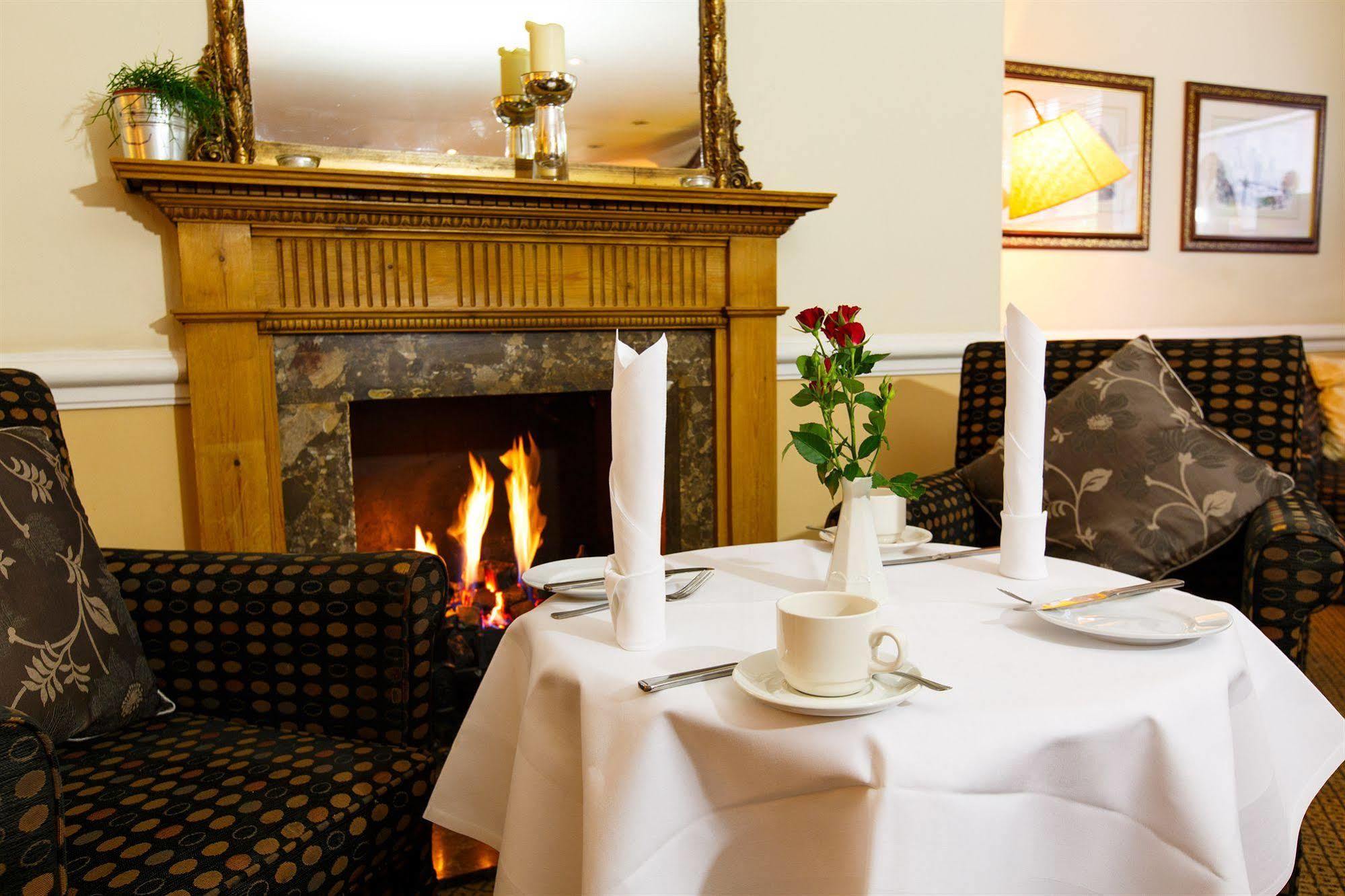 Kingston Lodge Hotel Кингстън на Темза Екстериор снимка