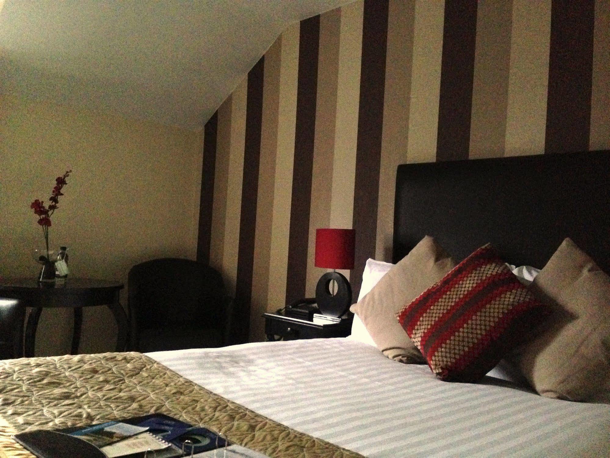 Kingston Lodge Hotel Кингстън на Темза Екстериор снимка