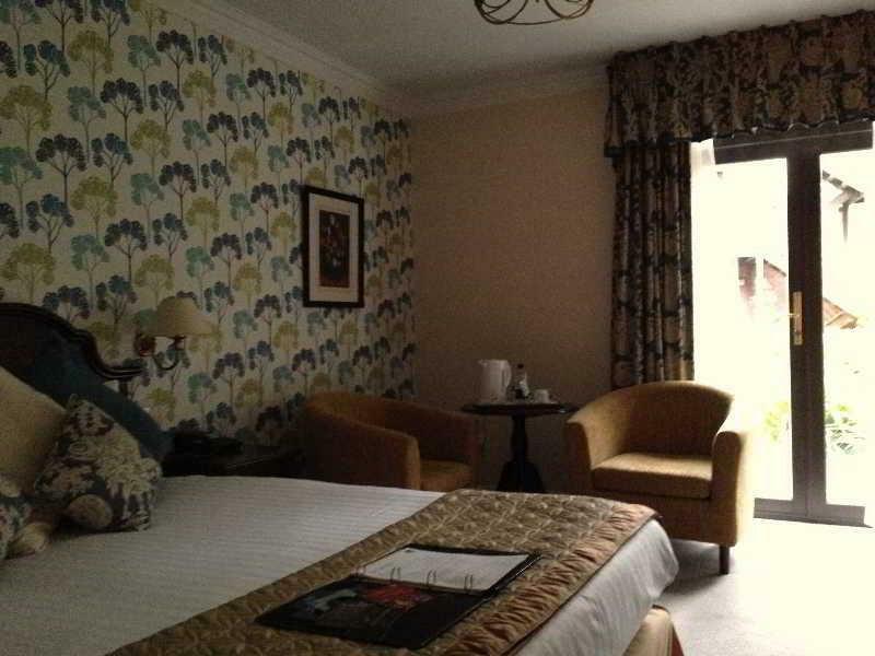 Kingston Lodge Hotel Кингстън на Темза Екстериор снимка