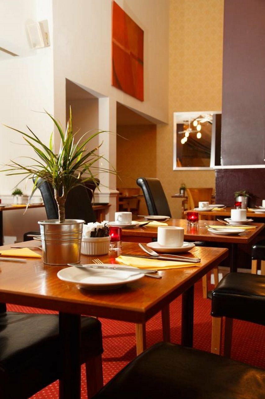Kingston Lodge Hotel Кингстън на Темза Екстериор снимка