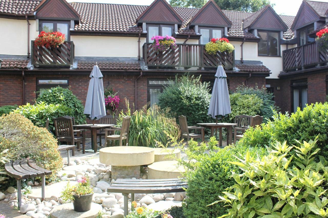 Kingston Lodge Hotel Кингстън на Темза Екстериор снимка